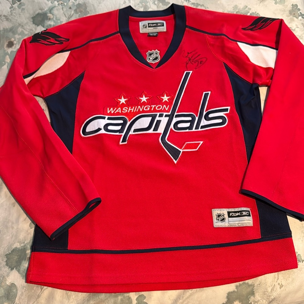 Autographed Washington Capitals jersey, ladies size medium